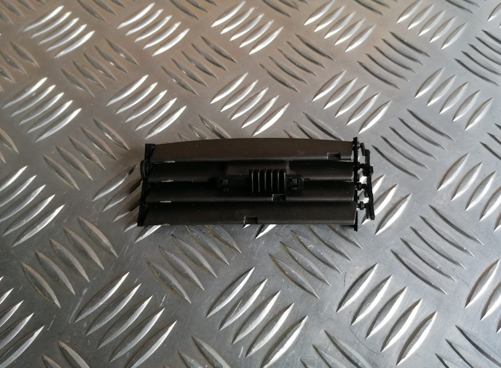 Mērinstrumentu paneļa gaisa vads, centrā priekš LEXUS IS250 2007