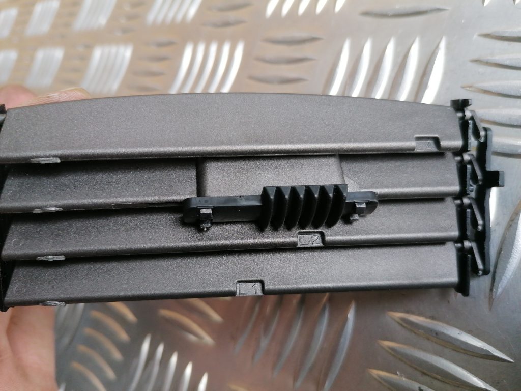 Mērinstrumentu paneļa gaisa vads, centrā priekš LEXUS IS250 2007