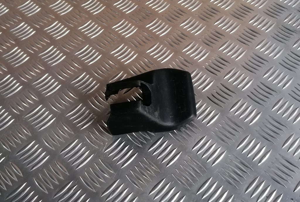 Priekšējā labā sēdekļa sliežu apdare priekš LEXUS IS250 2007 1 Priekšējā labā sēdekļa sliežu apdare priekš LEXUS IS250 2007