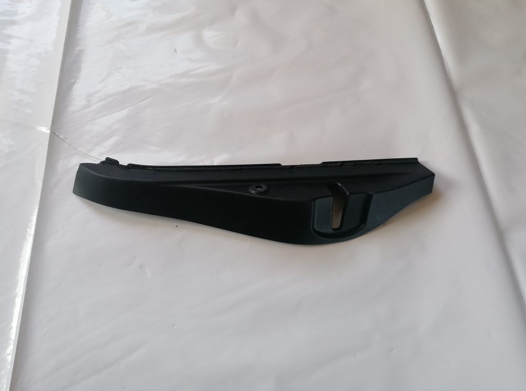 Priekšējo labo durvju apdare priekš LEXUS IS250 2007