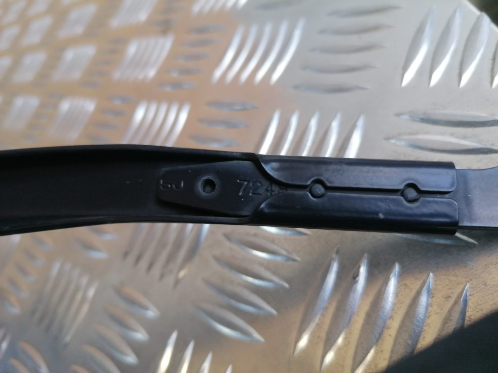 Vējstikla slotiņa priekš LEXUS IS250 2007 4 Vējstikla slotiņa priekš LEXUS IS250 2007