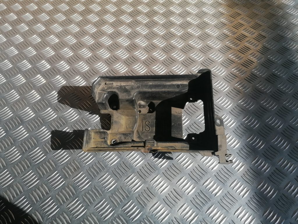 Akumulatora pamatnes kronšteins priekš LEXUS IS250 2007 1 Akumulatora pamatnes kronšteins priekš LEXUS IS250 2007