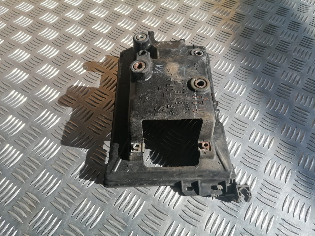 Akumulatora pamatnes kronšteins priekš LEXUS IS250 2007 3 Akumulatora pamatnes kronšteins priekš LEXUS IS250 2007