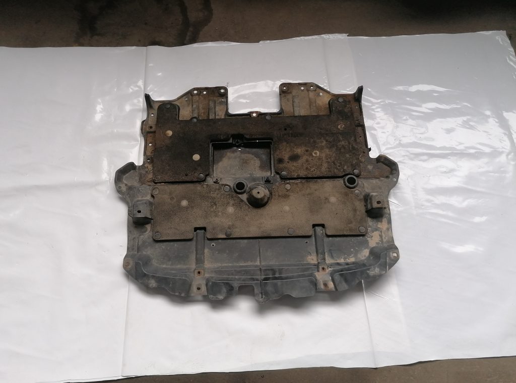 Dzinēja aizsargs priekš LEXUS IS250 2007 2 Dzinēja aizsargs priekš LEXUS IS250 2007