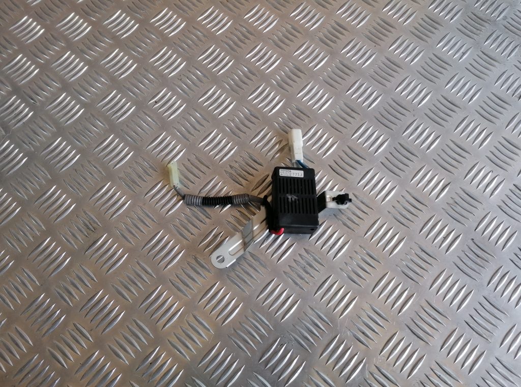 Antenas pastiprinātāja bloks priekš LEXUS IS250 2007 1 Antenas pastiprinātāja bloks priekš LEXUS IS250 2007