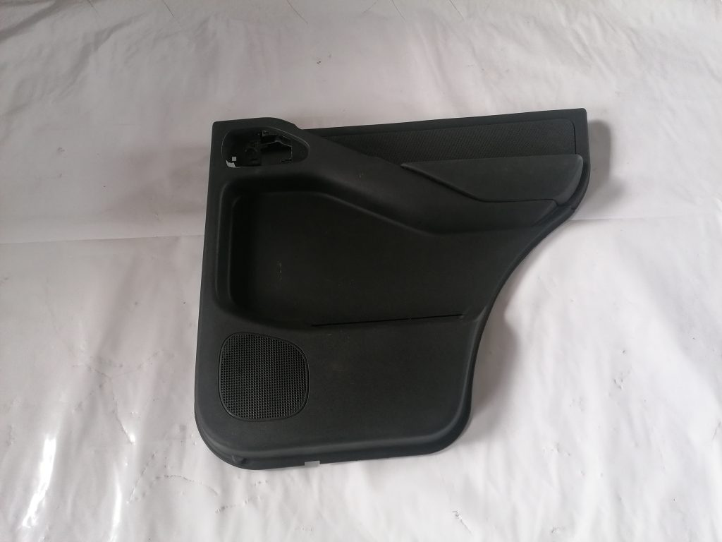 Aizmugurējo labo durvju apdare priekš NISSAN PATHFINDER 2006 1 Aizmugurējo labo durvju apdare priekš NISSAN PATHFINDER 2006