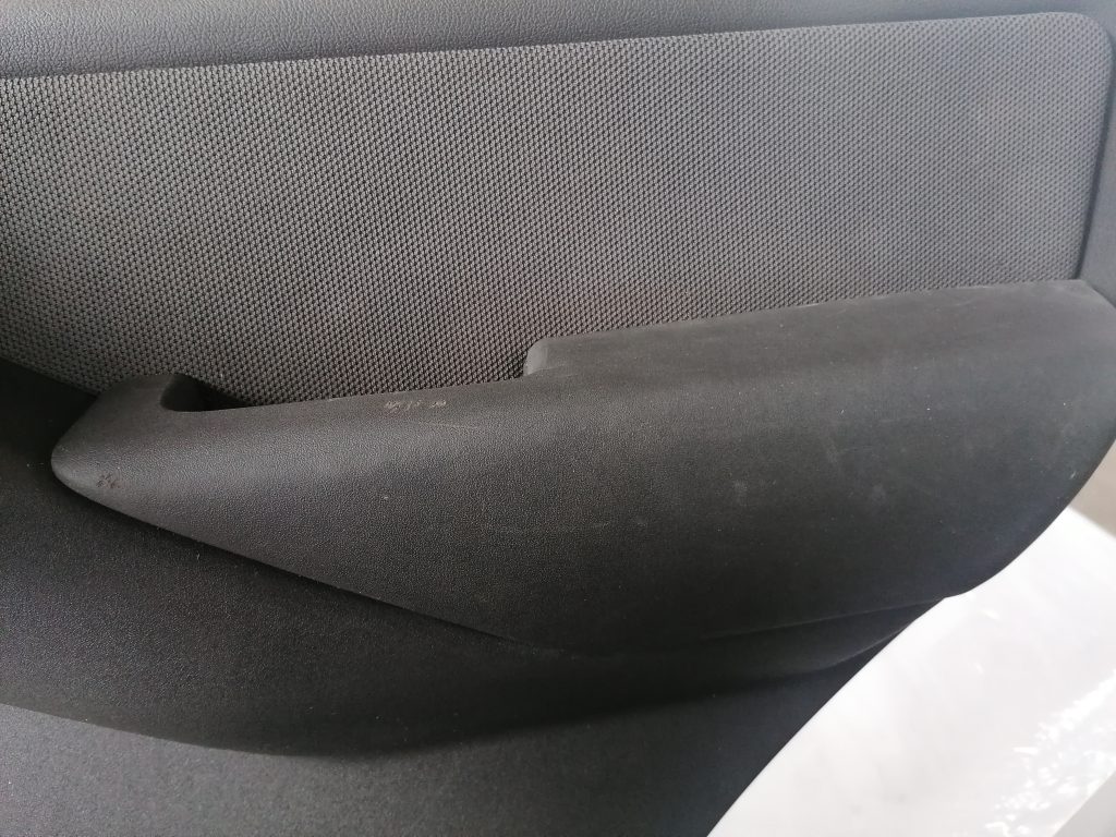 Aizmugurējo labo durvju apdare priekš NISSAN PATHFINDER 2006 4 Aizmugurējo labo durvju apdare priekš NISSAN PATHFINDER 2006