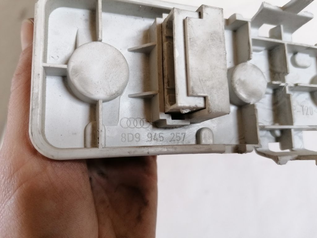 Aizmugures luktura spuldzes turētājs priekš AUDI A4 1999 3 Aizmugures luktura spuldzes turētājs priekš AUDI A4 1999