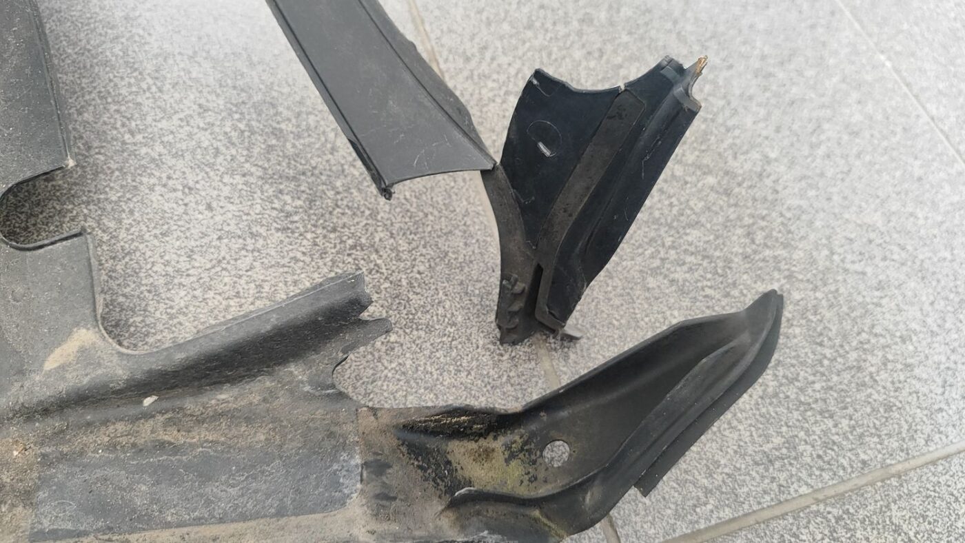 Vējstikla uzlikas (deflektora) režģis priekš PEUGEOT 307 2007 4 Vējstikla uzlikas (deflektora) režģis priekš PEUGEOT 307 2007