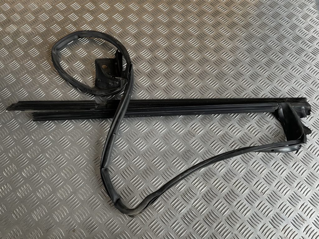 Durvju gumija priekš MERCEDES BENZ CLS 320 2005