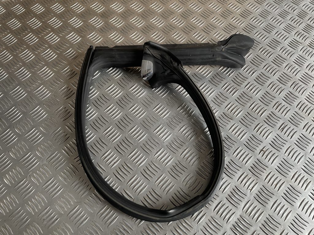 Durvju gumija priekš MERCEDES BENZ CLS 320 2005