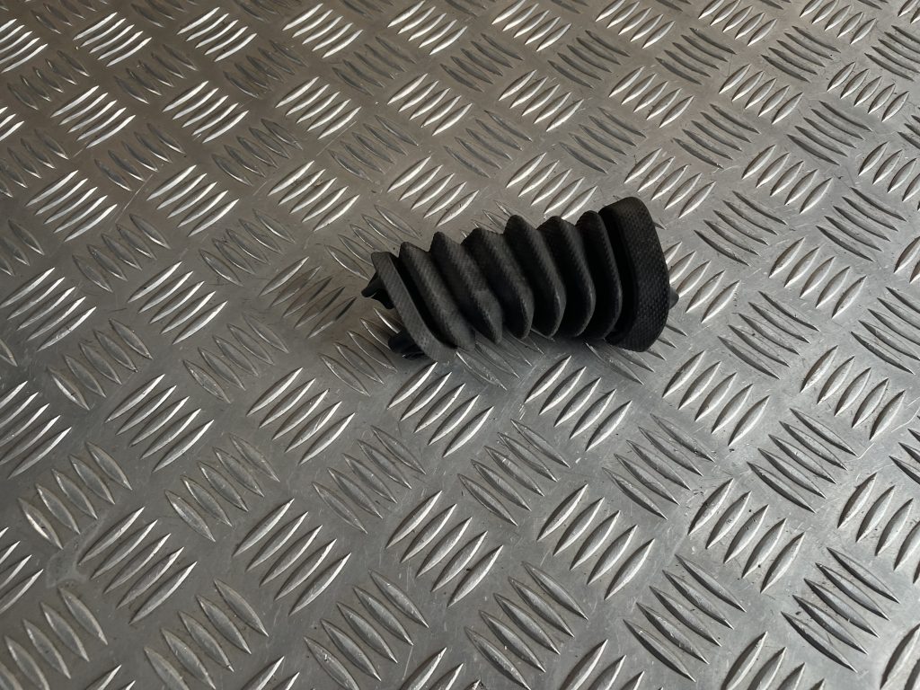 Ieliktņis starp spārnu un durvīm priekš MERCEDES BENZ CLS 320 2005 1 Ieliktņis starp spārnu un durvīm priekš MERCEDES BENZ CLS 320 2005