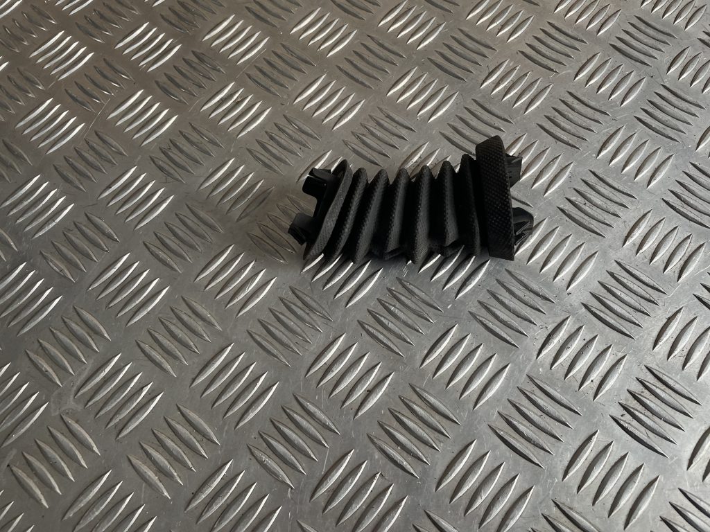 Ieliktņis starp spārnu un durvīm priekš MERCEDES BENZ CLS 320 2005 2 Ieliktņis starp spārnu un durvīm priekš MERCEDES BENZ CLS 320 2005