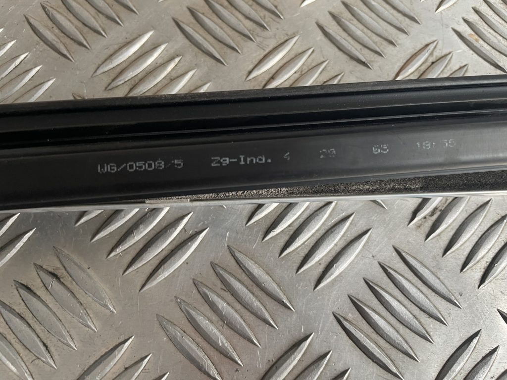 Priekšējo kreiso durvju moldings priekš MERCEDES BENZ CLS 320 2005