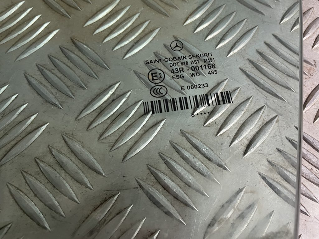 Priekšējo kreiso durvju stikls priekš MERCEDES BENZ CLS 320 2005
