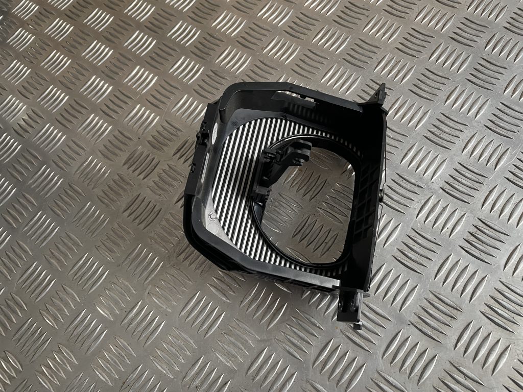 Stūres statnes putekļu aizsargs (salonā) priekš MERCEDES BENZ CLS 320 2005 2 Stūres statnes putekļu aizsargs (salonā) priekš MERCEDES BENZ CLS 320 2005