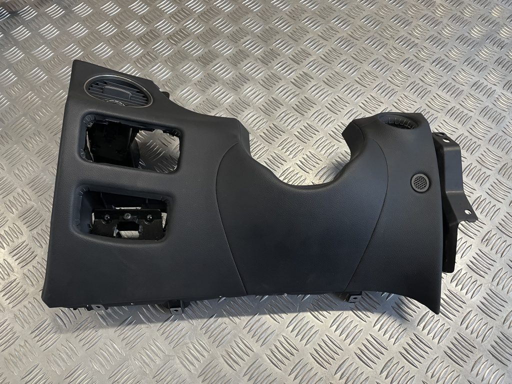 Mērinstrumentu paneļa apdare (zem stūres) priekš MERCEDES BENZ CLS 320 2005 1 Mērinstrumentu paneļa apdare (zem stūres) priekš MERCEDES BENZ CLS 320 2005