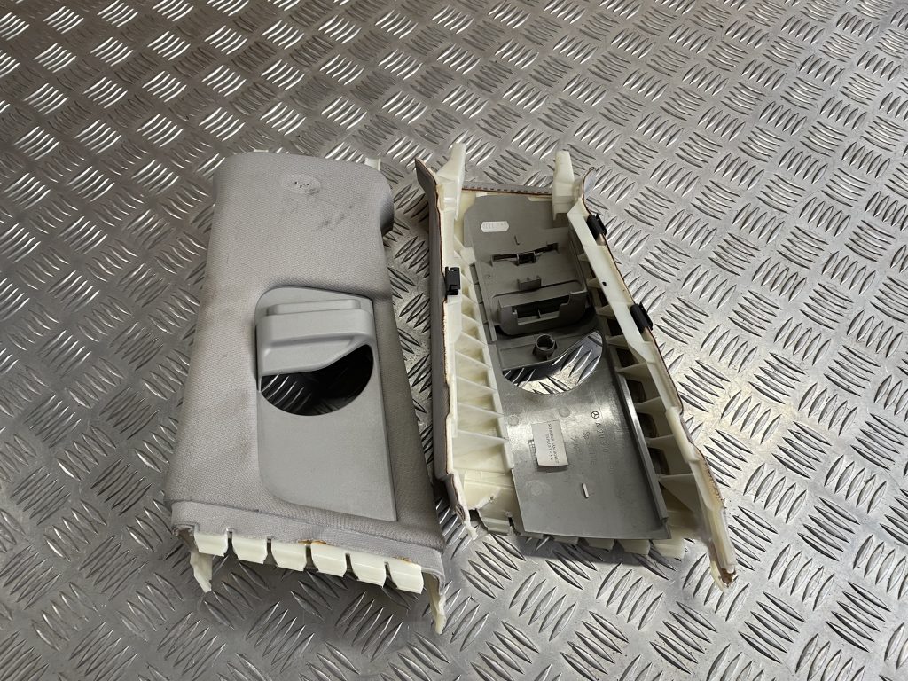 Vidējas salona statnes apdare priekš MERCEDES BENZ CLS 320 2005 1 Vidējas salona statnes apdare priekš MERCEDES BENZ CLS 320 2005