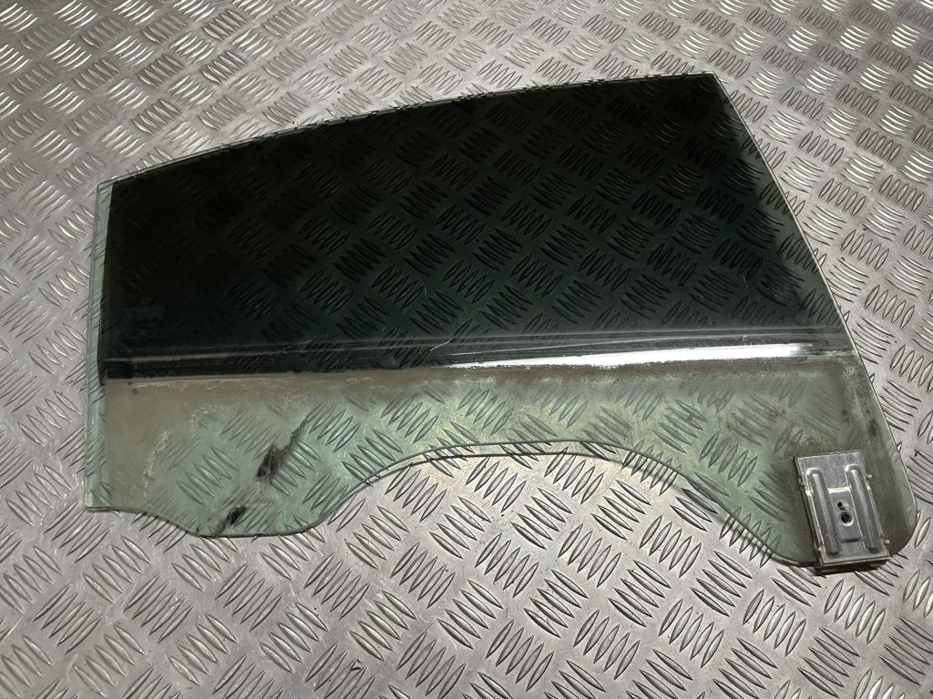 Aizmugurējo labo durvju stikls priekš MERCEDES BENZ CLS 320 2005