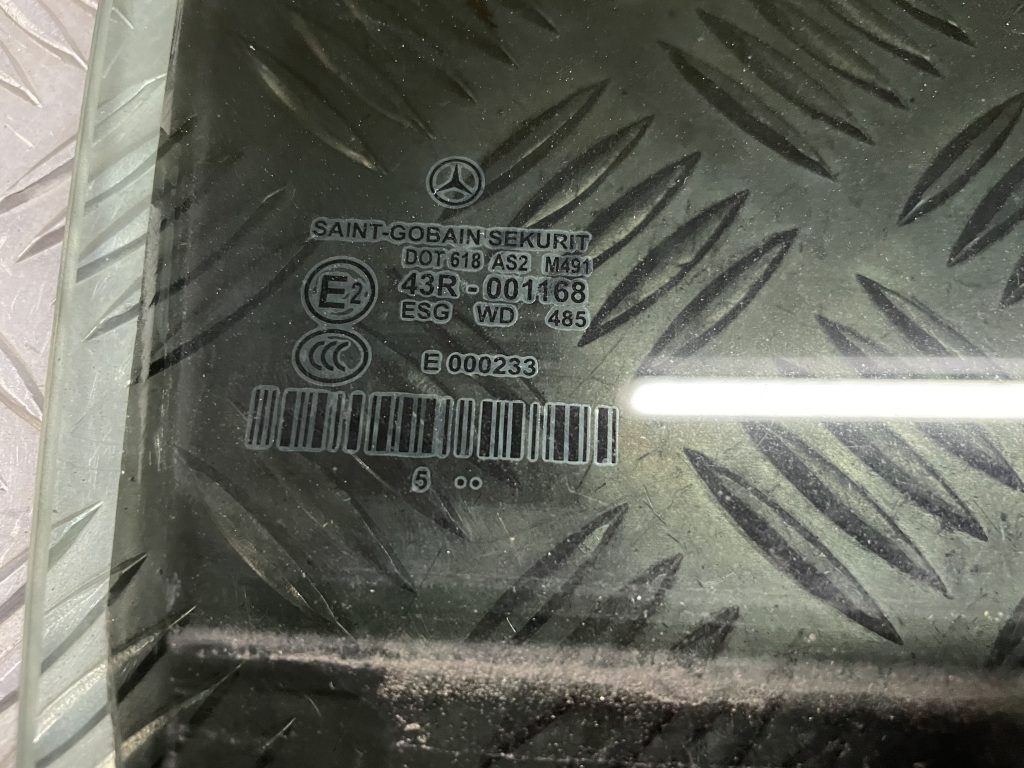 Aizmugurējo labo durvju stikls priekš MERCEDES BENZ CLS 320 2005