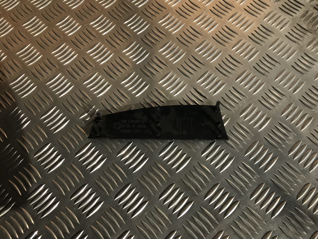 Dekoratīva apdare centrālās konsoles nodalījumam priekš BMW 1 E87 2009 WHITE 2 Dekoratīva apdare centrālās konsoles nodalījumam priekš BMW 1 E87 2009 WHITE