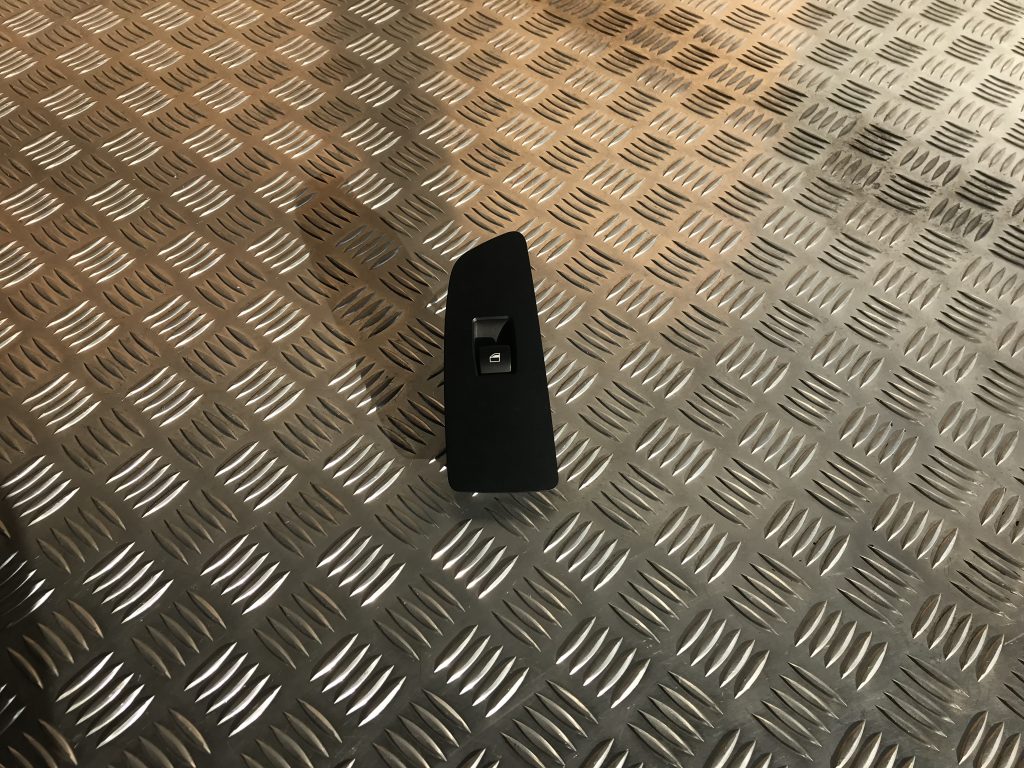 Pasažiera durvju slēdža pogas priekš BMW 1 E87 2009 WHITE 1 Pasažiera durvju slēdža pogas priekš BMW 1 E87 2009 WHITE