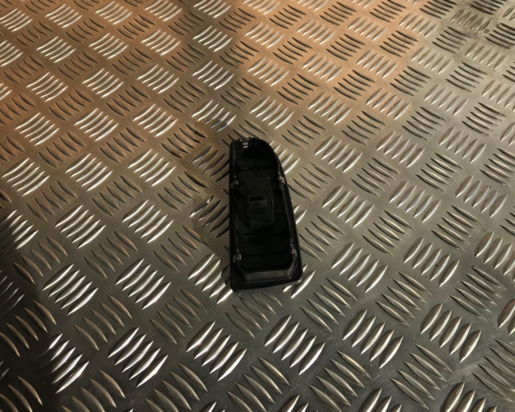 Pasažiera durvju slēdža pogas priekš BMW 1 E87 2009 WHITE 2 Pasažiera durvju slēdža pogas priekš BMW 1 E87 2009 WHITE