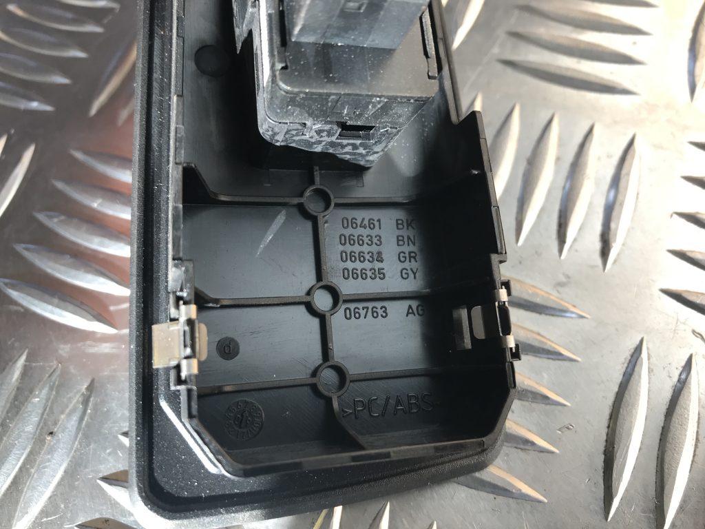 Pasažiera durvju slēdža pogas priekš BMW 1 E87 2009 WHITE 3 Pasažiera durvju slēdža pogas priekš BMW 1 E87 2009 WHITE