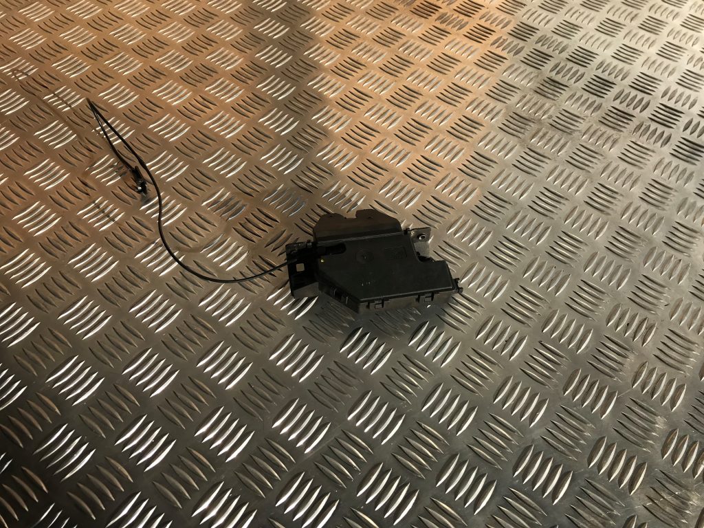 Bagāžnieka vāka slēdzene priekš BMW 1 E87 2009 WHITE 1 Bagāžnieka vāka slēdzene priekš BMW 1 E87 2009 WHITE