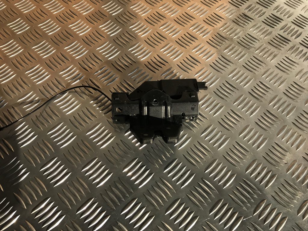 Bagāžnieka vāka slēdzene priekš BMW 1 E87 2009 WHITE 2 Bagāžnieka vāka slēdzene priekš BMW 1 E87 2009 WHITE