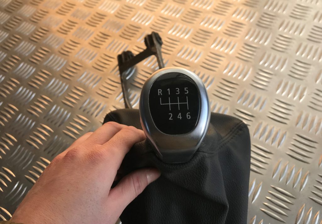 Ātrumu pārslēgšanas slēdzis priekš BMW 1 E87 2009 WHITE 2 Ātrumu pārslēgšanas slēdzis priekš BMW 1 E87 2009 WHITE