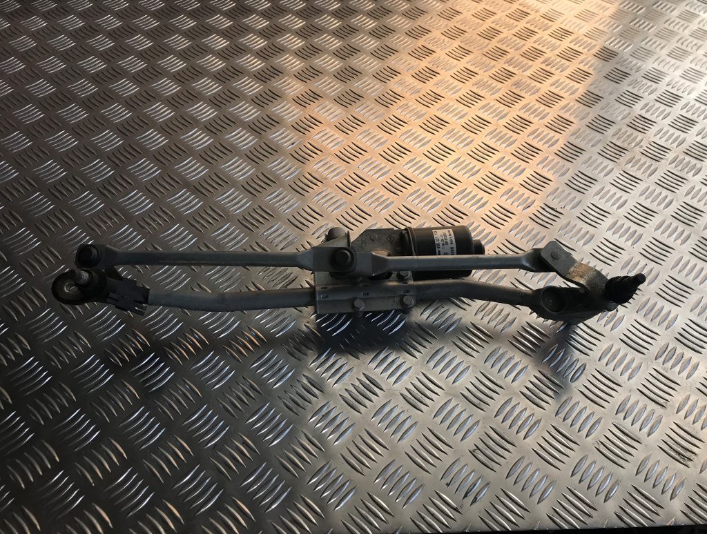 Vējstikla tīrīšanas mehānisms priekš BMW 1 E87 2009 WHITE 2 Vējstikla tīrīšanas mehānisms priekš BMW 1 E87 2009 WHITE