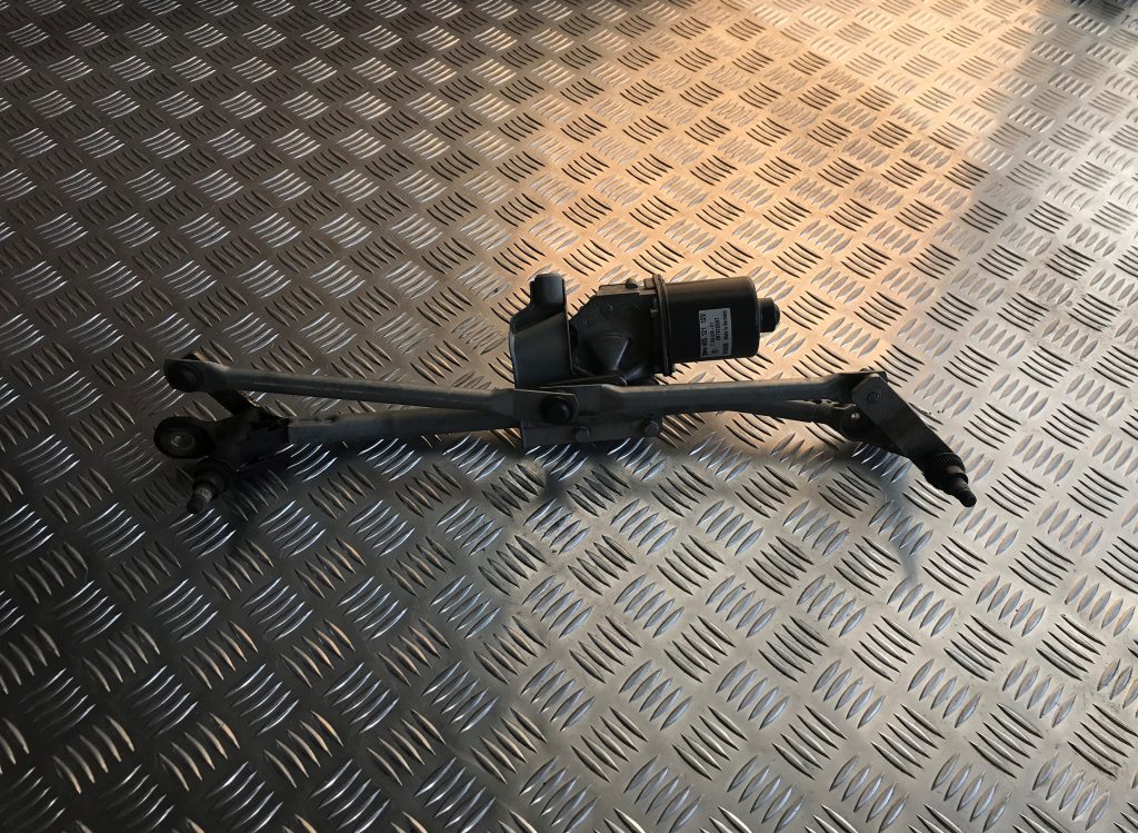 Vējstikla tīrīšanas mehānisms priekš BMW 1 E87 2009 WHITE 1 Vējstikla tīrīšanas mehānisms priekš BMW 1 E87 2009 WHITE