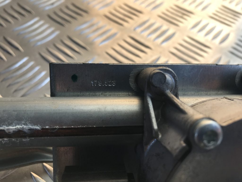 Vējstikla tīrīšanas mehānisms priekš BMW 1 E87 2009 WHITE 4 Vējstikla tīrīšanas mehānisms priekš BMW 1 E87 2009 WHITE