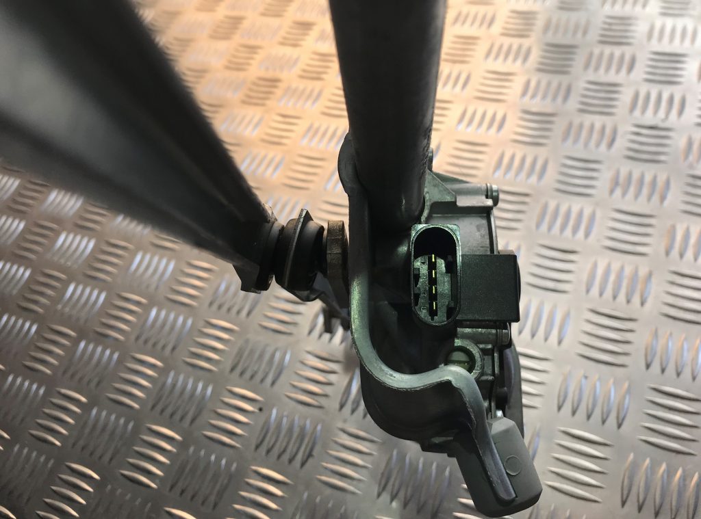 Vējstikla tīrīšanas mehānisms priekš BMW 1 E87 2009 WHITE 6 Vējstikla tīrīšanas mehānisms priekš BMW 1 E87 2009 WHITE