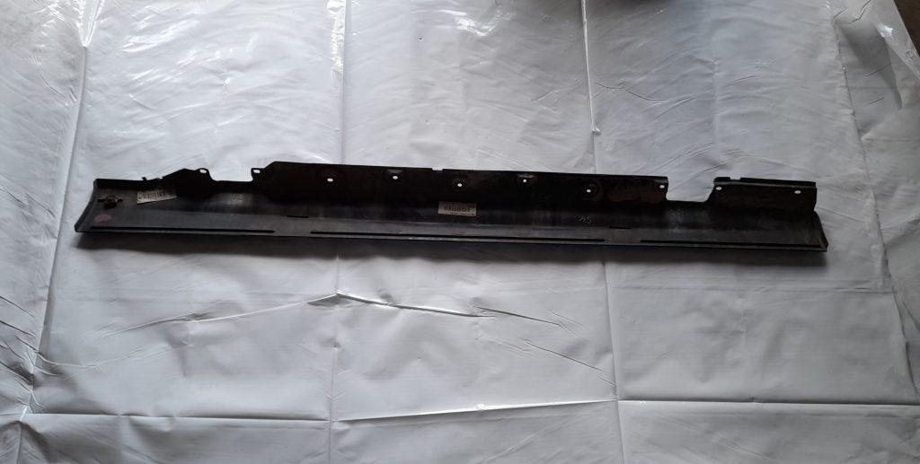 Ārēja sliekšņa laba uzlika priekš BMW 320D E46 2004 TOURING 2 Ārēja sliekšņa laba uzlika priekš BMW 320D E46 2004 TOURING