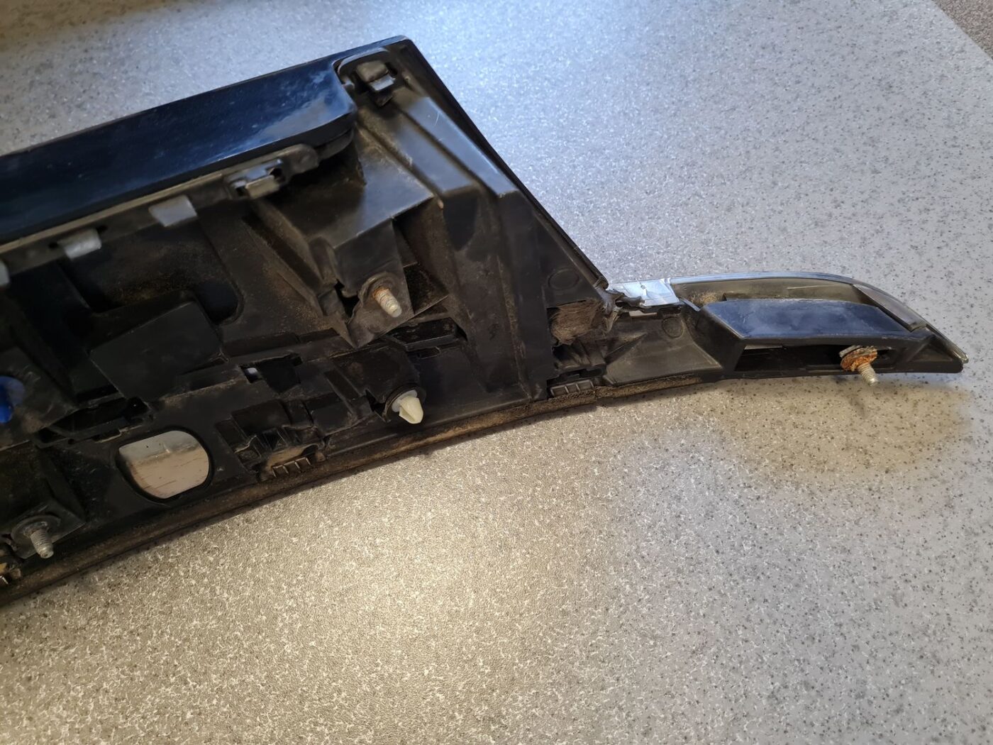 Bagāžnieka vaka uzlika priekš OPEL INSIGNIA SPORTS TOURER 2010 6 Bagāžnieka vaka uzlika priekš OPEL INSIGNIA SPORTS TOURER 2010