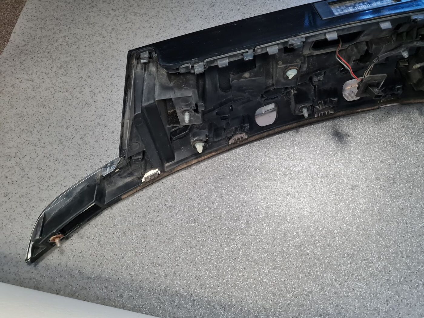 Bagāžnieka vaka uzlika priekš OPEL INSIGNIA SPORTS TOURER 2010 9 Bagāžnieka vaka uzlika priekš OPEL INSIGNIA SPORTS TOURER 2010