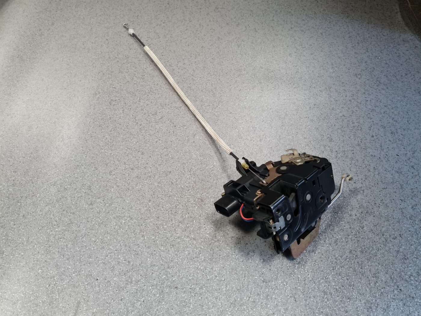 Priekšējo labo durvju slēdzene priekš AUDI A6 1998 2 Priekšējo labo durvju slēdzene priekš AUDI A6 1998