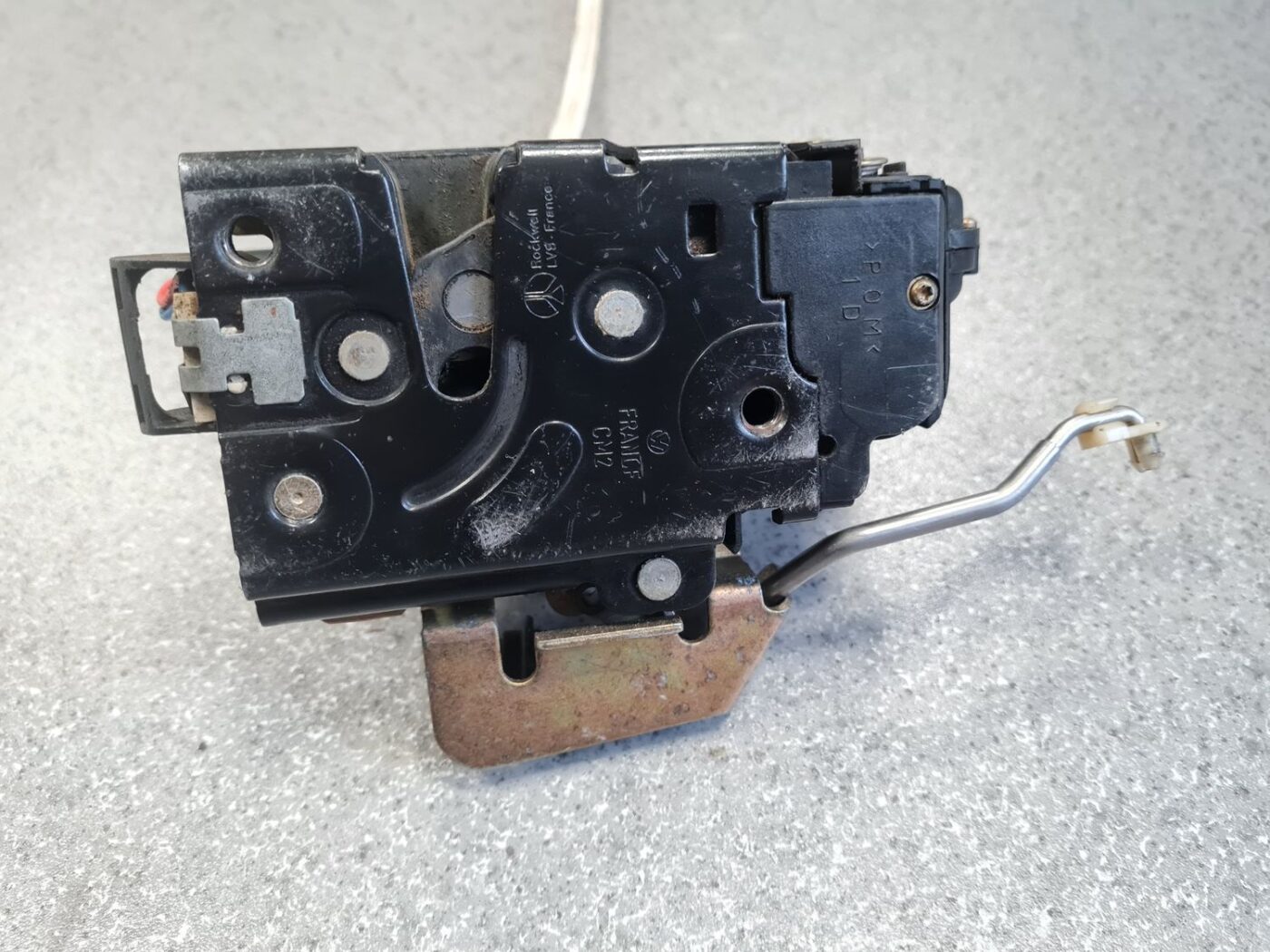 Priekšējo labo durvju slēdzene priekš AUDI A6 1998 8 Priekšējo labo durvju slēdzene priekš AUDI A6 1998