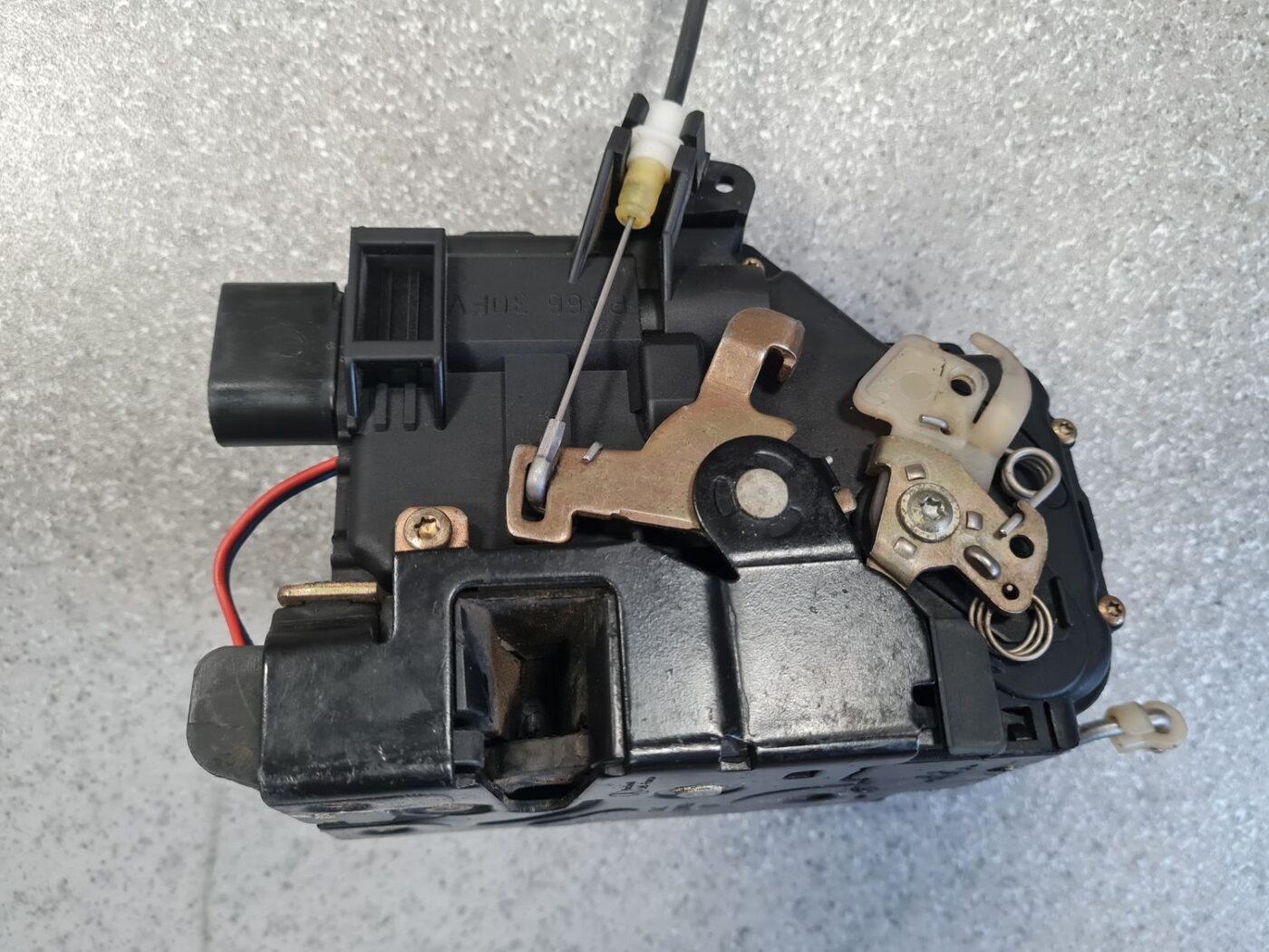 Priekšējo labo durvju slēdzene priekš AUDI A6 1998 7 Priekšējo labo durvju slēdzene priekš AUDI A6 1998