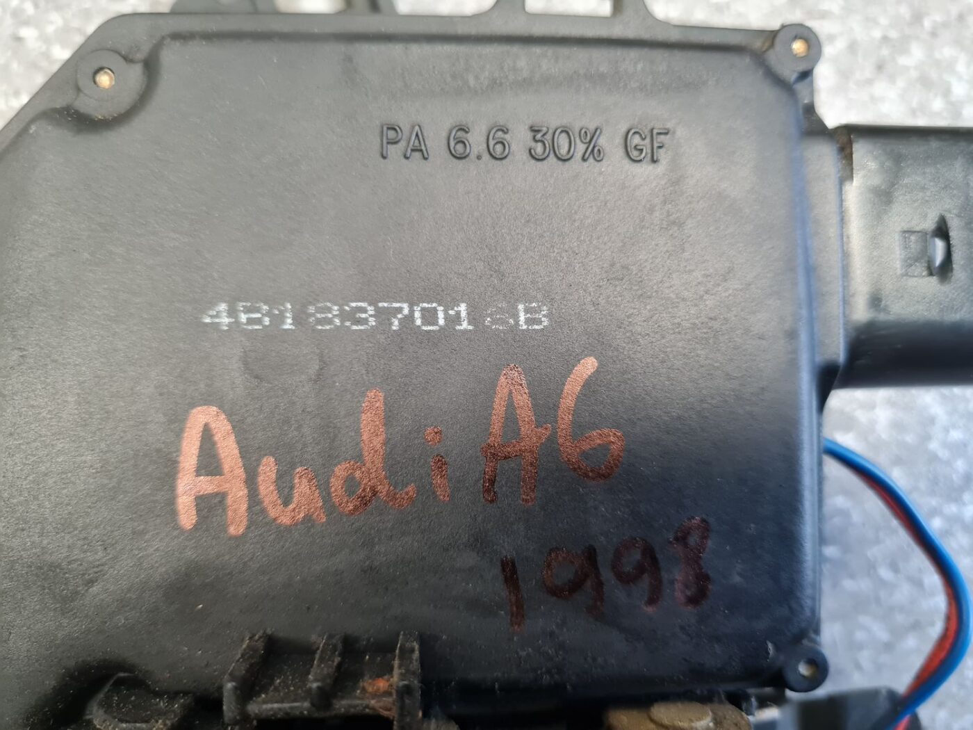 Priekšējo labo durvju slēdzene priekš AUDI A6 1998 5 Priekšējo labo durvju slēdzene priekš AUDI A6 1998