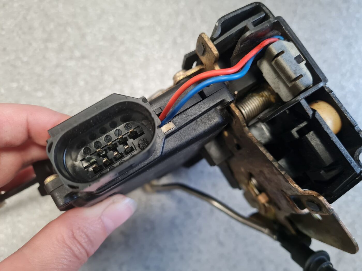 Priekšējo labo durvju slēdzene priekš AUDI A6 1998 4 Priekšējo labo durvju slēdzene priekš AUDI A6 1998