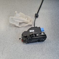 Aizmugurējo labo durvju slēdzene priekš VW TOURAN 2005