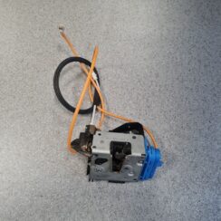 Aizmugurējo labo durvju slēdzene priekš AUDI A4 2004