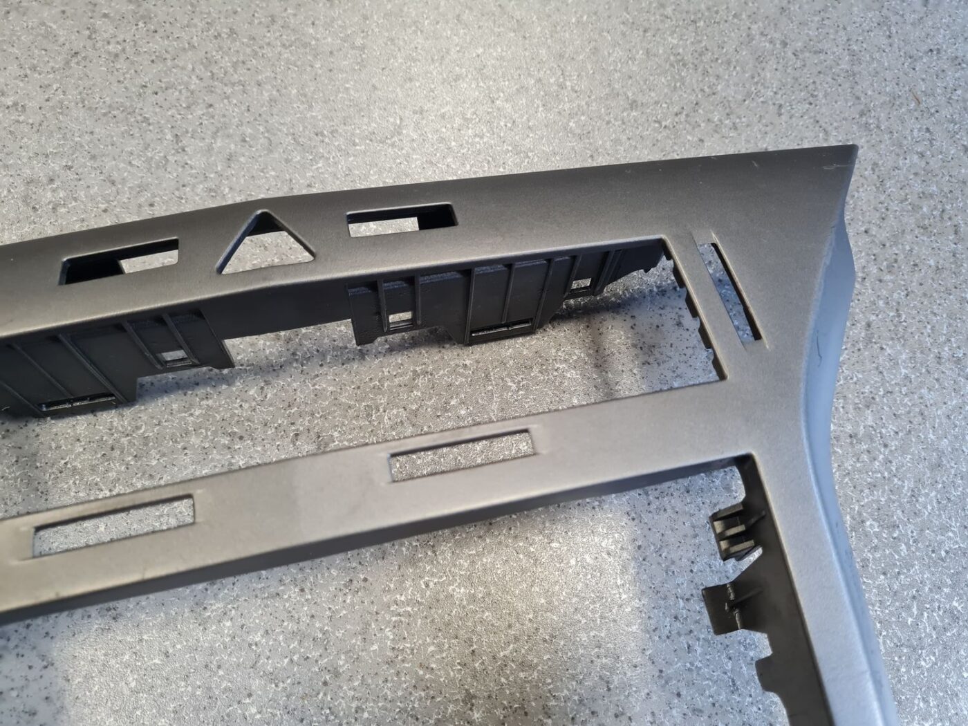 Mērinstrumentu paneļa dekoratīvais rāmis priekš OPEL ASTRA H STATION WAGON 2007 2 Mērinstrumentu paneļa dekoratīvais rāmis priekš OPEL ASTRA H STATION WAGON 2007