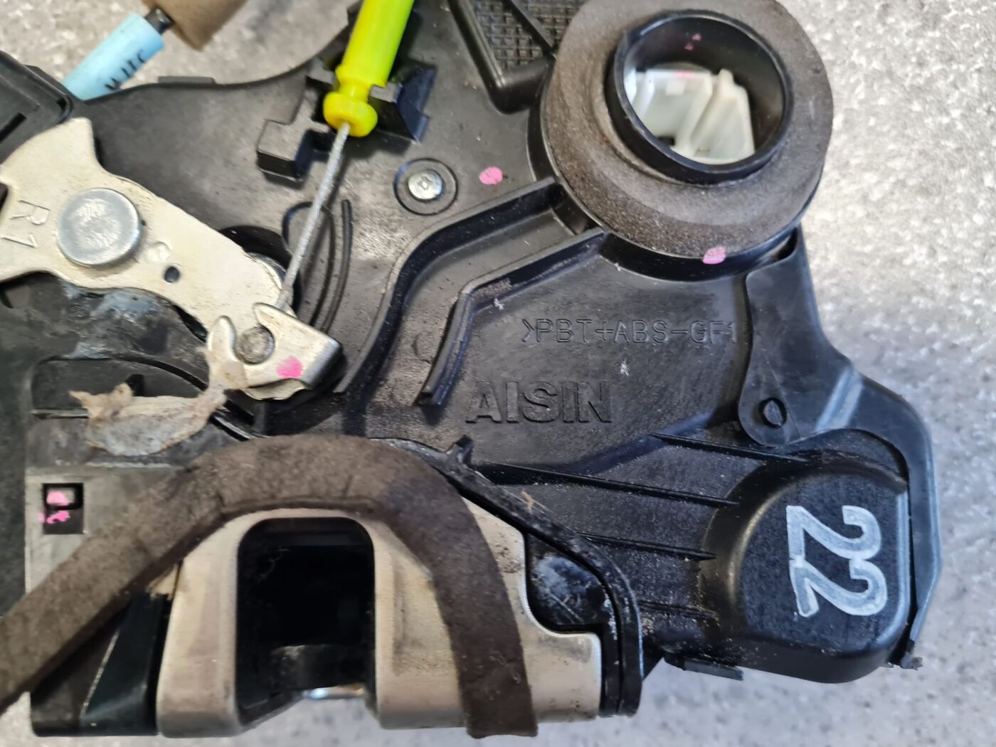 Priekšējo labo durvju slēdzene priekš TOYOTA HILUX 2009 9 Priekšējo labo durvju slēdzene priekš TOYOTA HILUX 2009