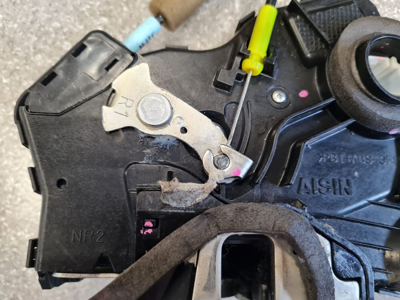 Priekšējo labo durvju slēdzene priekš TOYOTA HILUX 2009 8 Priekšējo labo durvju slēdzene priekš TOYOTA HILUX 2009