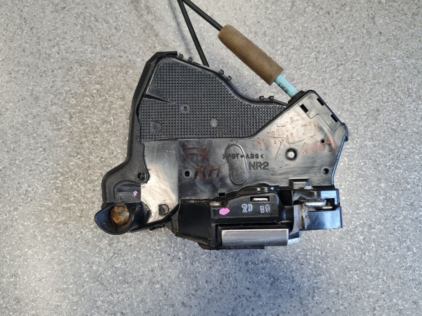 Priekšējo labo durvju slēdzene priekš TOYOTA HILUX 2009 6 Priekšējo labo durvju slēdzene priekš TOYOTA HILUX 2009