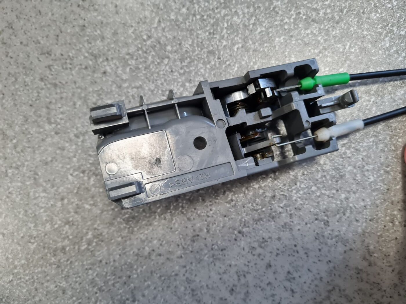 Priekšējo labo durvju slēdzene priekš TOYOTA HILUX 2009 3 Priekšējo labo durvju slēdzene priekš TOYOTA HILUX 2009